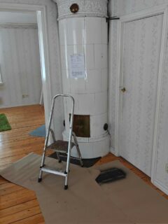 Ny anslutning och omfogning av denna kakelugn. Gjord av våran duktiga medarbetare Hampus.